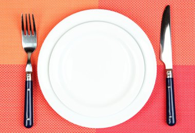 bıçak, renk tabak ve çatal, renkli arka plan üzerinde