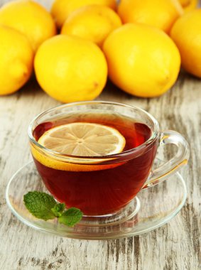 Tablo yakın çekim üzerinde limon ile çay
