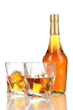 bardak viski şişesiyle üzerinde beyaz izole