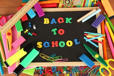 okul ile küçük kara tahta üzerinde ahşap arka plan sağlar. okula dönüş