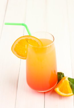 Beyaz arka planda çok renkli kokteyl bardak