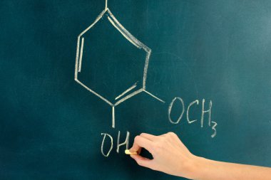 blackboard tebeşir ile yazılı kimyasal yapısı formülü.