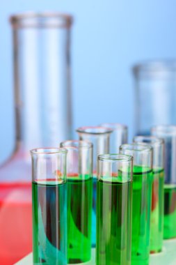renkli arka plan üzerinde test tüpleri