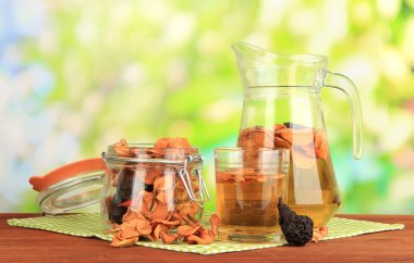 karışık Kuruyemiş banka ve doğal zemin üzerine ahşap masa üzerinde kurutulmuş meyve kompostosu