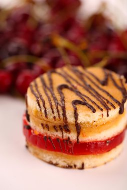 lezzetli bisküvi kek ve üzerinde beyaz izole çilek