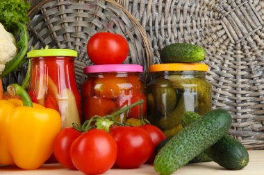 taze sebze ve konserve üzerinde tablo kapat