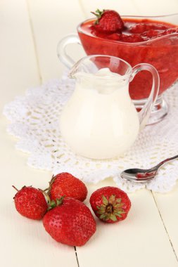 renkli ahşap zemin üzerine ev yapımı çilek reçeli