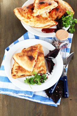 Pizza calzones plakaları üzerine peçete ahşap tablo
