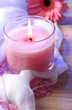 çiçek beyaz kumaş üzerine ile güzel mum yakın çekim