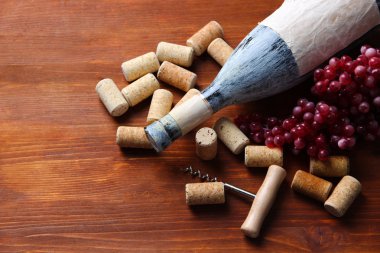 eski şişe şarap, üzüm ve ahşap zemin üzerinde mantarlar