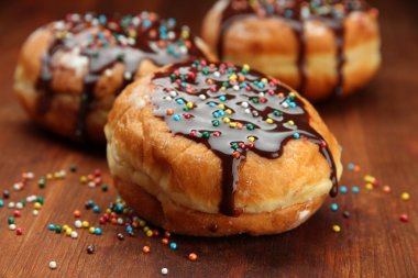 ahşap masa üstünde çikolata lezzetli börekler