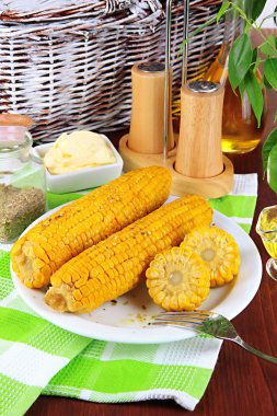 ahşap masa yakın çekim tabağa haşlanmış mısır aromalı