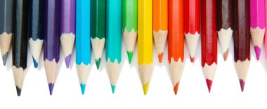 renkli kalemler üzerinde beyaz izole