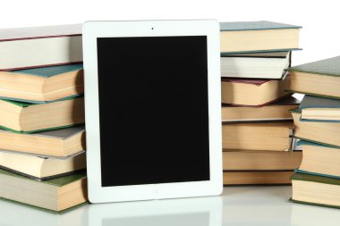 Tablet ve üzerinde beyaz izole kitap