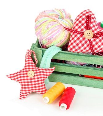 iplik ve üzerinde beyaz izole dikiş aksesuarları ile ahşap kutu