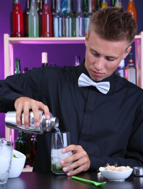 yakışıklı barmen kokteyl bar, hazırlama portresi