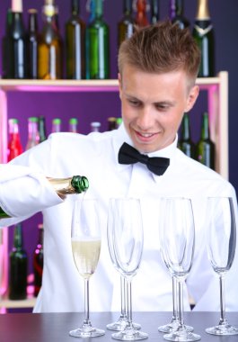 Barmen şampanya gözlük içine yağıyor