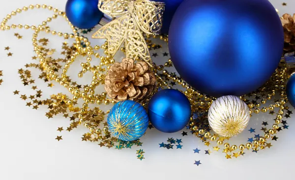 Красиві блакитні різдвяні кульки і конус ізольовані на білому — стокове фото