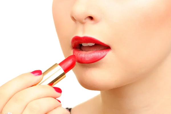 Belle femme applique ses lèvres avec du rouge à lèvres rouge — Photo