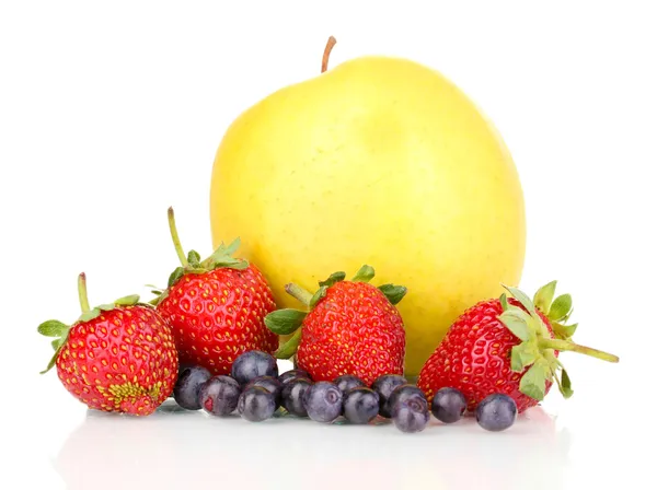 Mezcla de frutas dulces maduras y bayas aisladas en blanco —  Fotos de Stock