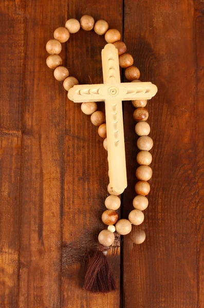 木製の背景のクローズ アップの木製の数珠ビーズ — ストック写真