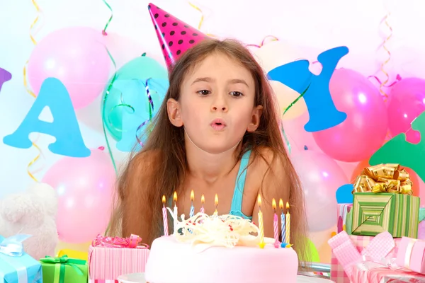 Pequena menina bonita comemorar seu aniversário — Fotografia de Stock