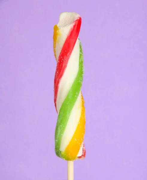 Gelo de suco de fruta colorido no fundo roxo — Fotografia de Stock