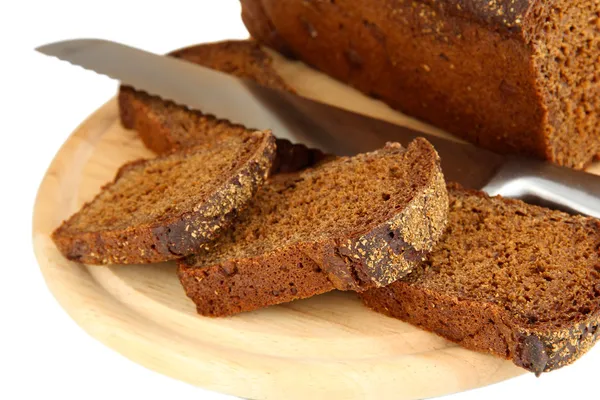 Pane nero affettato e coltello su tavola di legno da vicino — Foto Stock