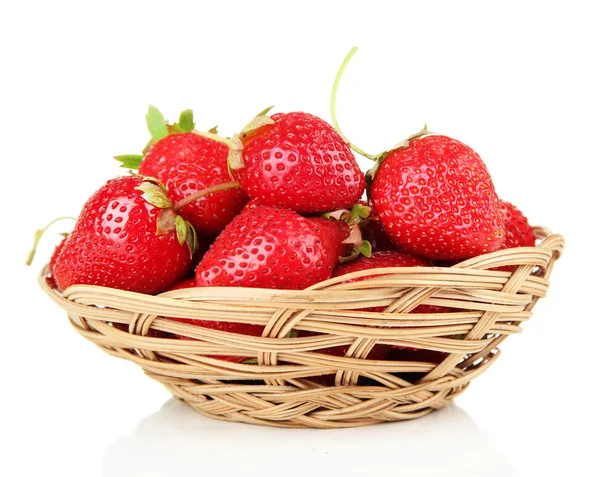 成熟的甜草莓在篮子里上白色, 隔离 — 图库照片