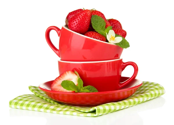 Dojrzałe słodkie truskawki w szklanki czerwonego, na białym tle — Zdjęcie stockowe