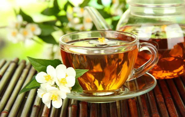 Tazza di tè con gelsomino, su tappetino di bambù, primo piano — Foto Stock