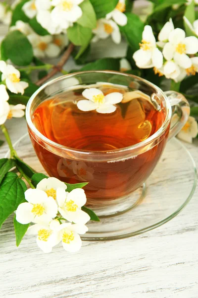 Tasse Tee mit Jasmin, auf Holztisch, Nahaufnahme — Stockfoto