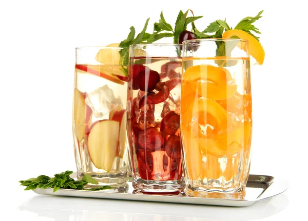 Sklenice ovocné nápoje s ledem, izolované na bílém — Stock fotografie