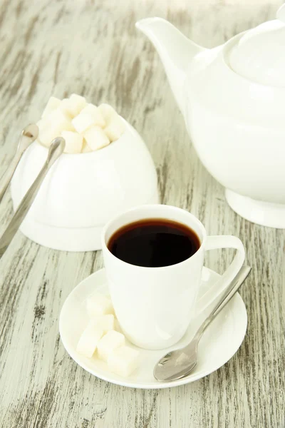 Kopp kaffe, Tekanna och socker-skål på färg trä bakgrund — Stockfoto