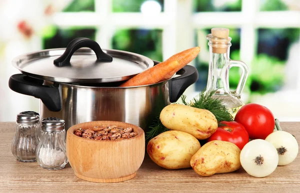 Інгредієнти для приготування борщу на столі на кухні — стокове фото