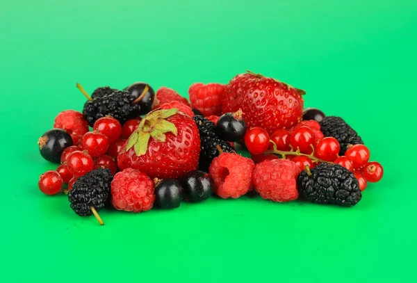 成熟的莓果绿色背景 — 图库照片