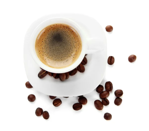 Taza de café con granos de café, aislado en blanco —  Fotos de Stock