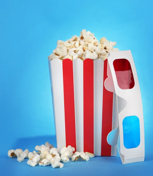 Popcorn och 3d-glasögon på blå bakgrund — Stockfoto