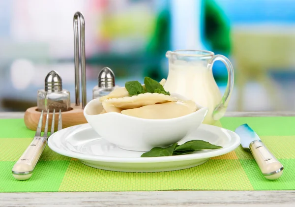 Läckra dumplings på vit platta, på ljus bakgrund — Stockfoto