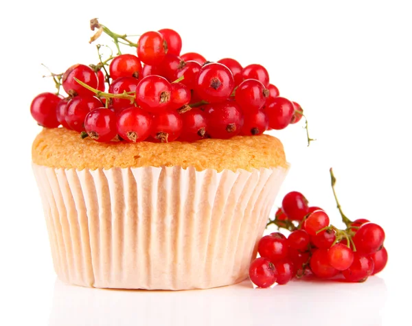Вкусный кекс с ягодами, выделенными на белом — стоковое фото