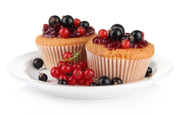 Muffin saporiti con bacche isolate su bianco — Foto Stock