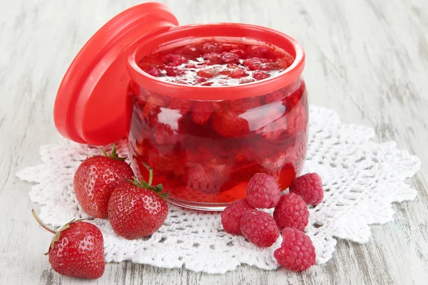 Huisgemaakte berry jam op houten tafel — Stockfoto