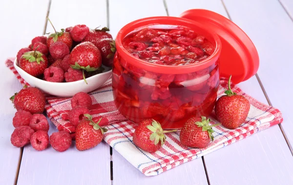 Domácí bobule marmeládou na dřevěný stůl — Stock fotografie