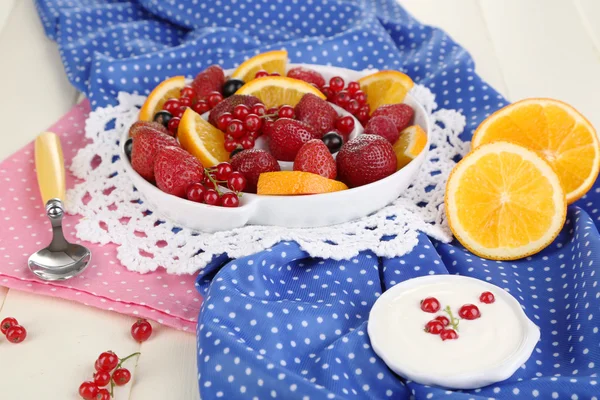 Salada de frutas útil em prato em mesa de madeira close-up — Fotografia de Stock