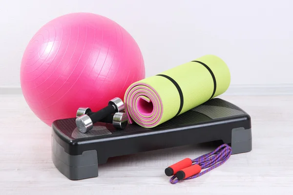 Diferentes herramientas para fitness en la habitación — Foto de Stock