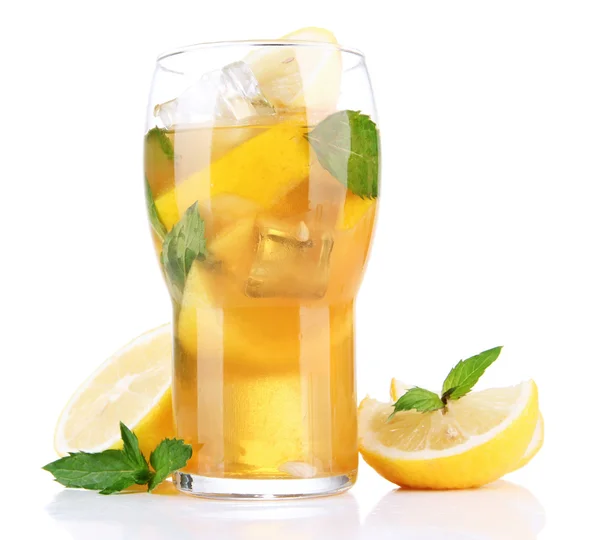 Ledový čaj s citronem a mátou izolovaných na bílém — Stock fotografie
