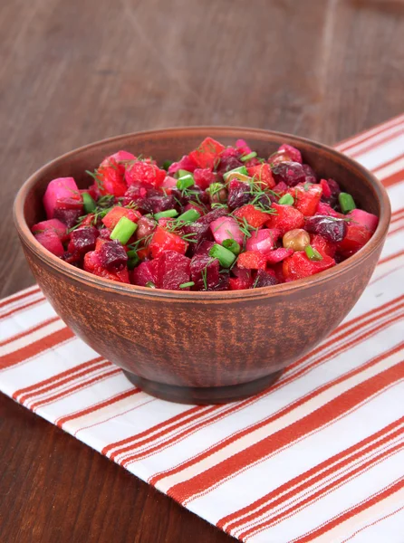 Rödbetor sallad i skålen på bordet närbild — Stockfoto