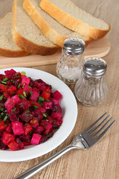 Insalata di barbabietola in piatto su tavolo primo piano — Foto Stock