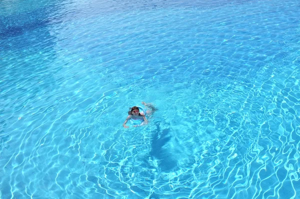 Entspannung im Schwimmbad — Stockfoto