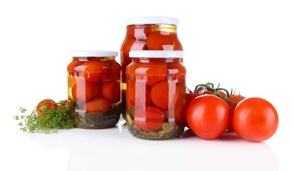 Tomates enlatados e frescos saborosos, isolados em branco — Fotografia de Stock